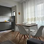 Emmas Place- Modern Por Miqesor Ne Qender Te Elbasanit