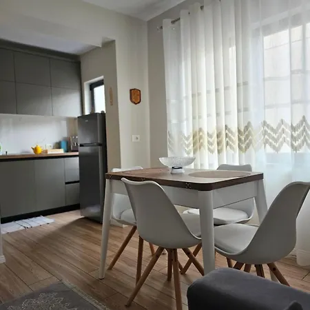 Emmas Place- Modern Por Miqesor Ne Qender Te Elbasanit