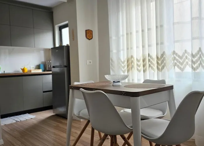 Emmas Place- Modern Por Miqesor Ne Qender Te Elbasanit